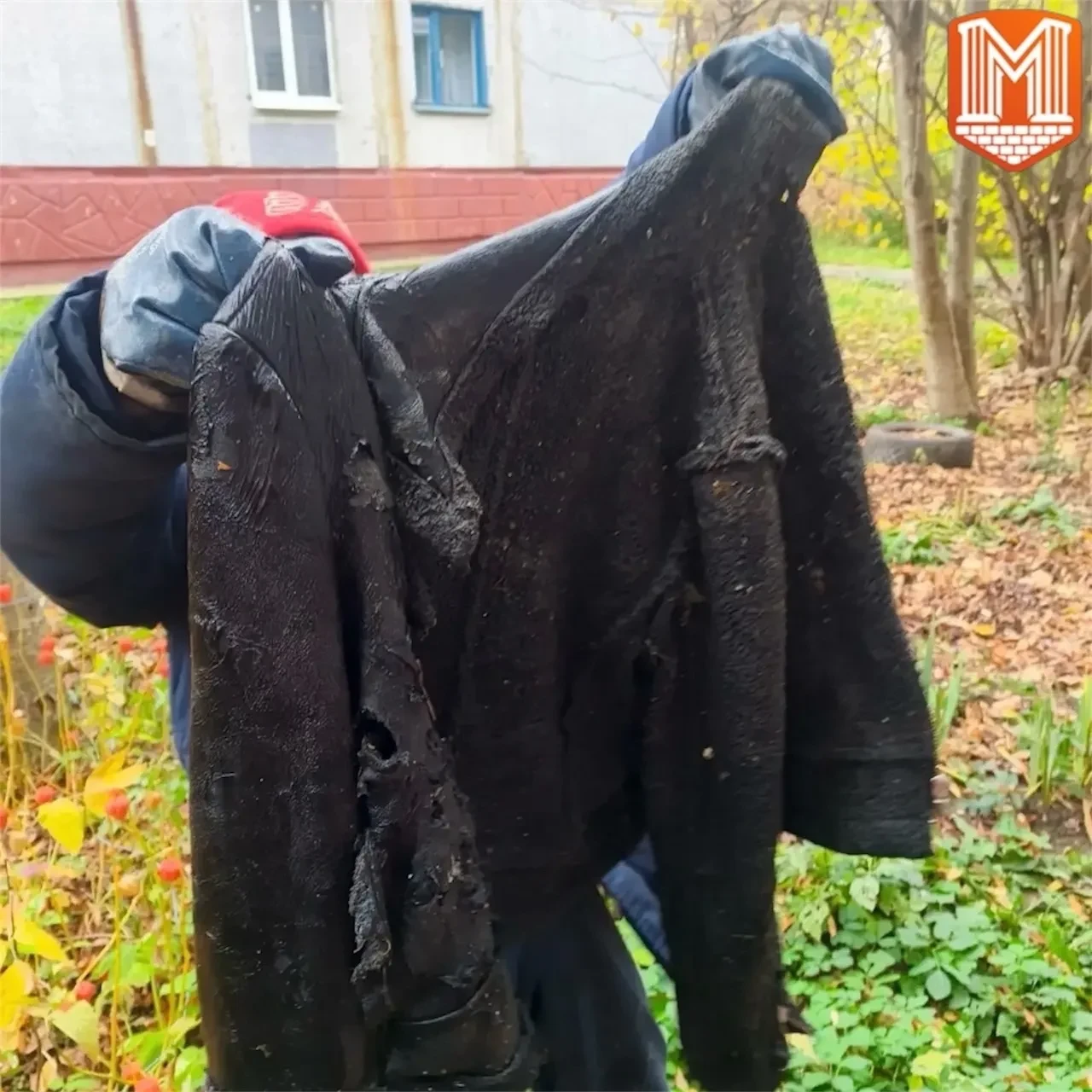 🚯 В канализации на улице Дружбы нашли куртку и мусор