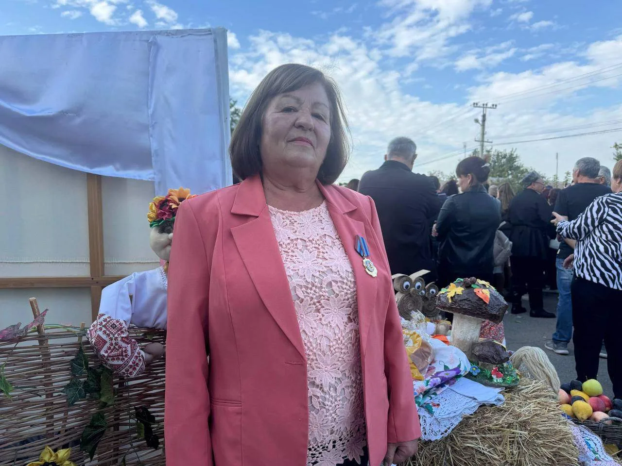 Виталий Нягу вручил орден «Трудовая слава» учителю сельской школы Надежде Андониевой. П...