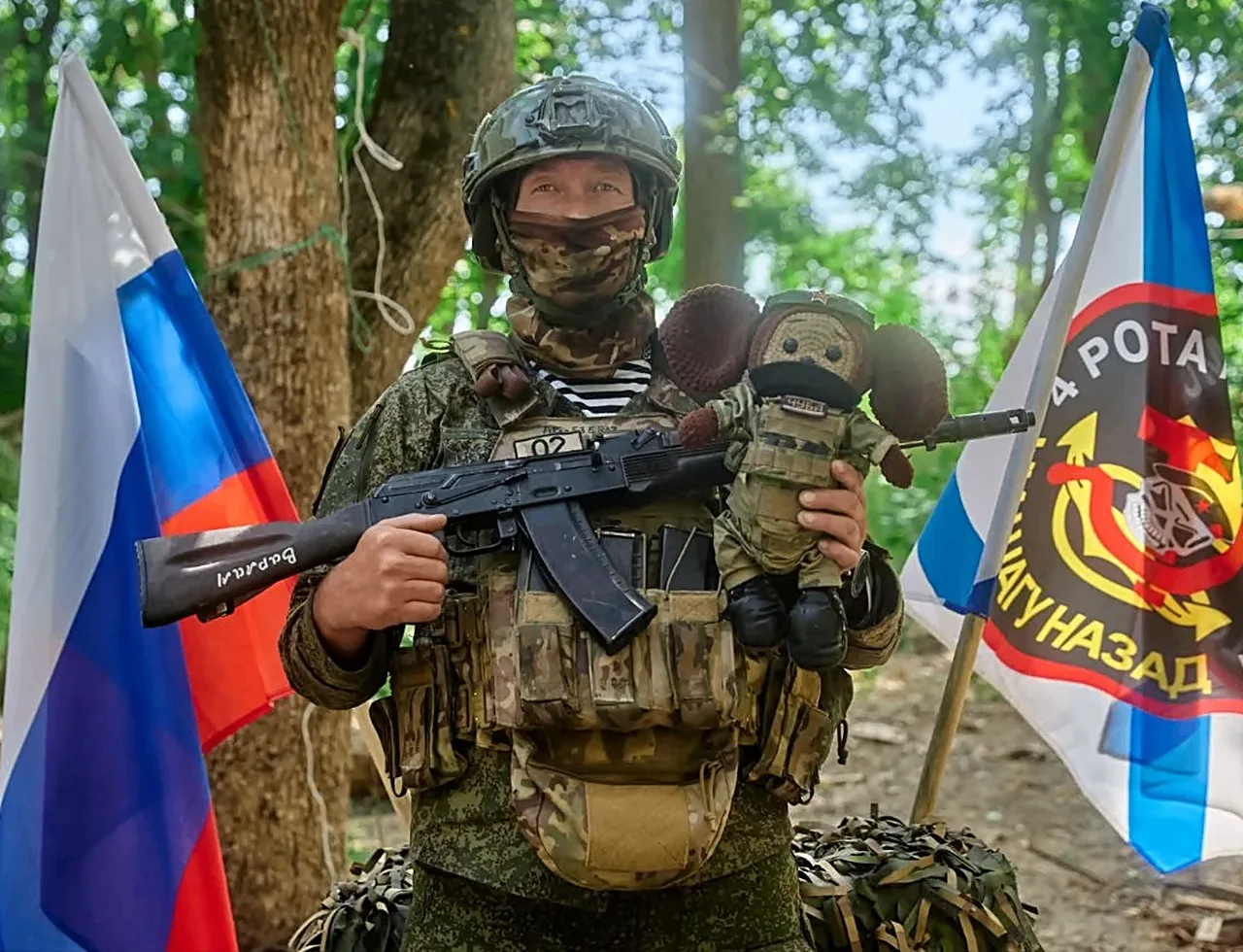 Наш боец морской пехоты "ВАРЛАМ" с талисманом Тихоокеанских морпехов "ЧУБА" в зоне СВО!...
