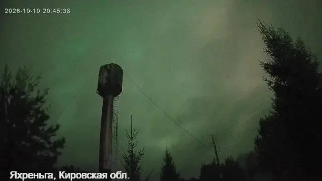 Северное сияние вчера было настолько мощным, что было видно даже сквозь плотные облака.