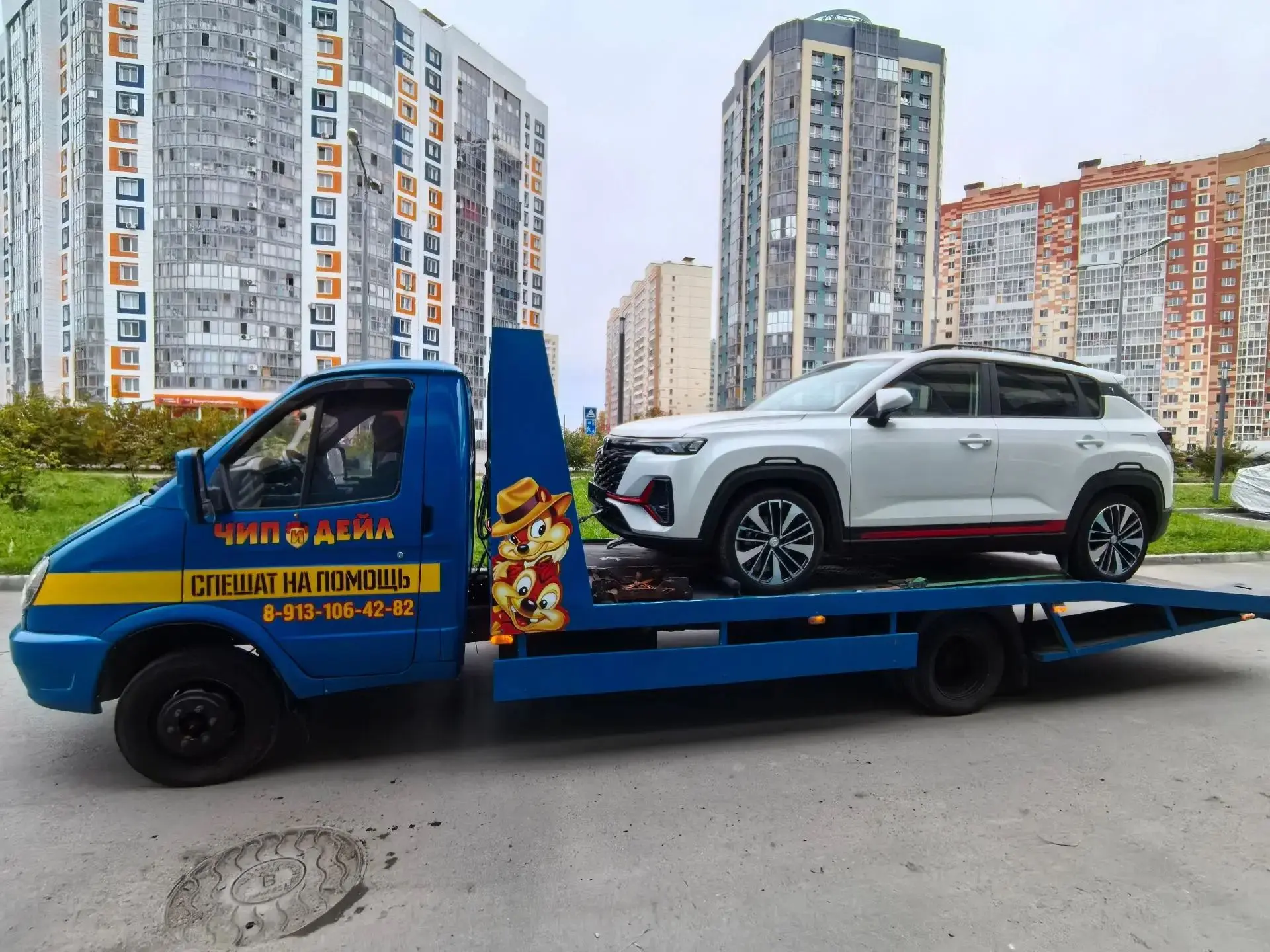 Тем временем второй эвакуатор грузил в Радонежском заблокированого кросовера с использо...