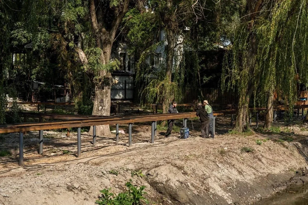 🌳 Между улицами Кечкеметской и Титова в Симферополе обустраивают зону отдыха площадью ...