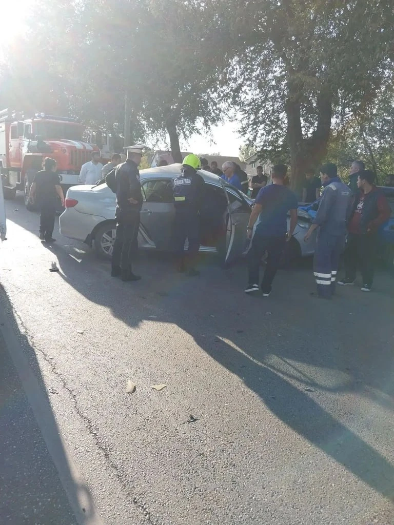 В Астрахани спасатели деблокировали пострадавшую в ДТП женщину.