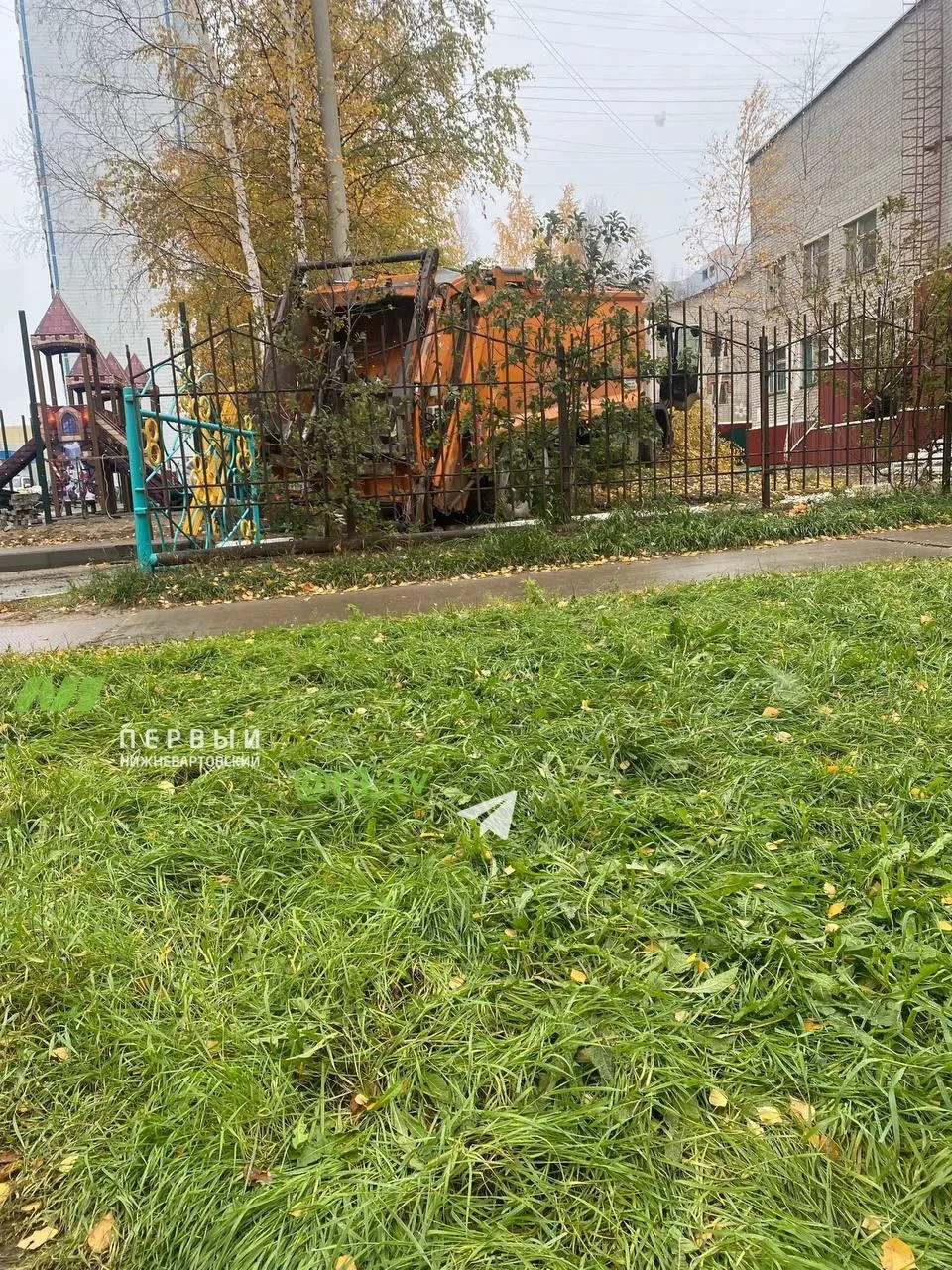 Мусоровоз влетел на территорию детского сада. Но не за мусором.