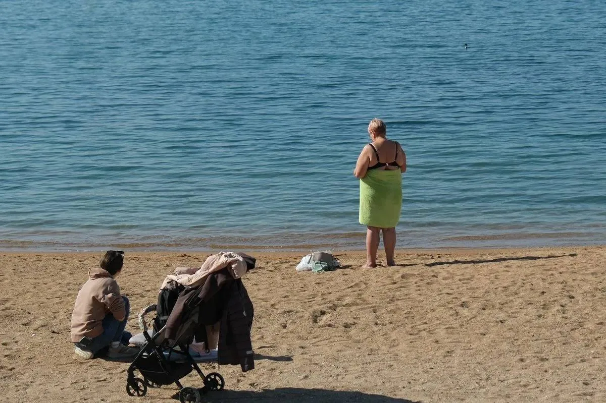 🌊 Море все еще держит +22 градуса в середине октября.