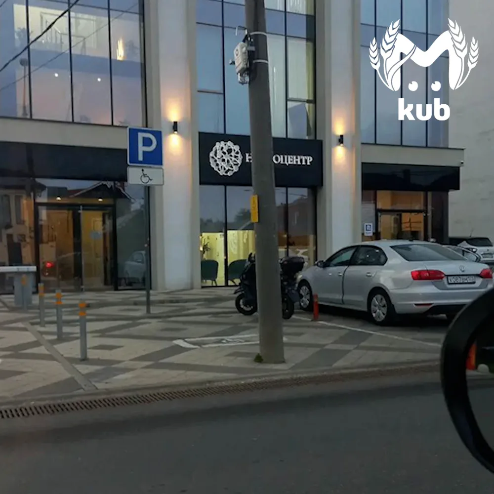 Фонарный столб припарковался на стоянке для инвалидов на Герцена в Краснодаре. Убирать ...