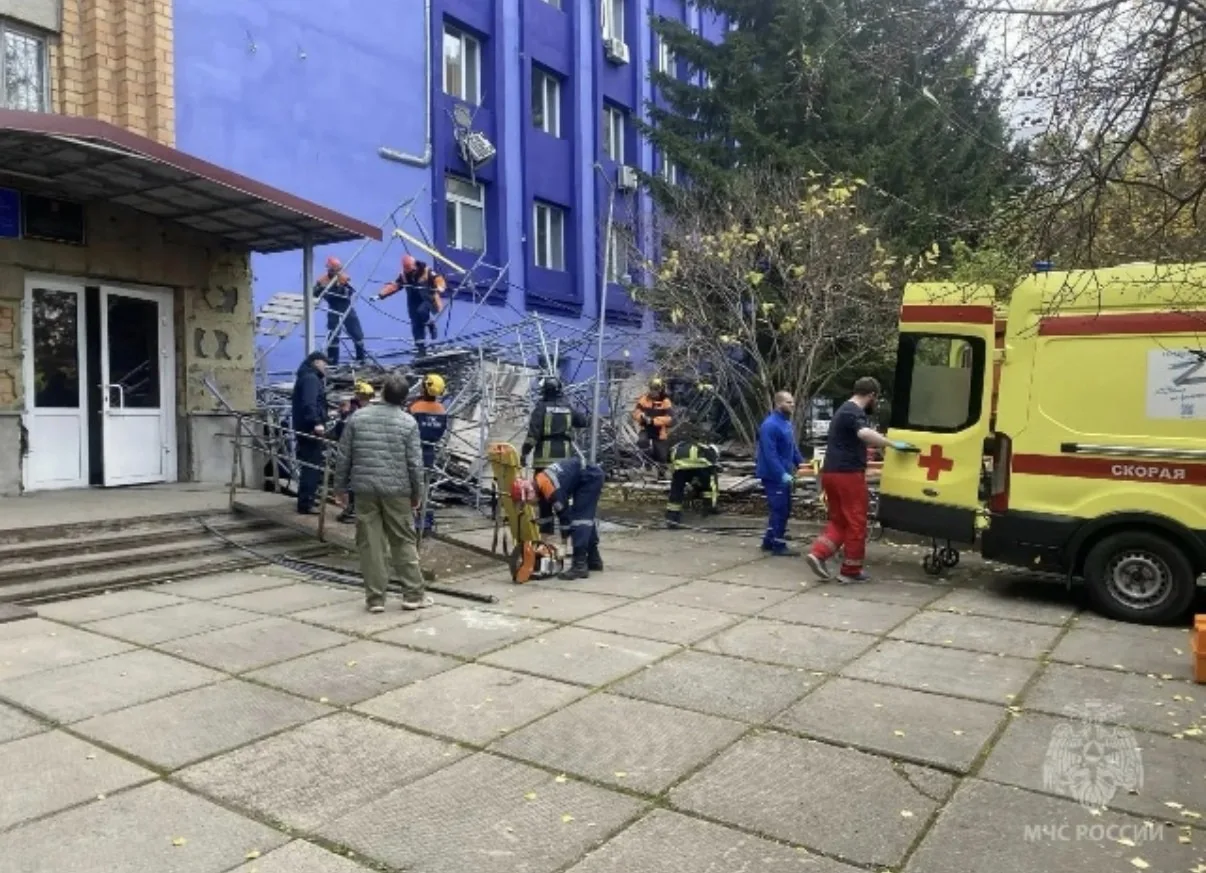 На Свободном рабочие сорвались с высоты: один погиб, второй в больнице