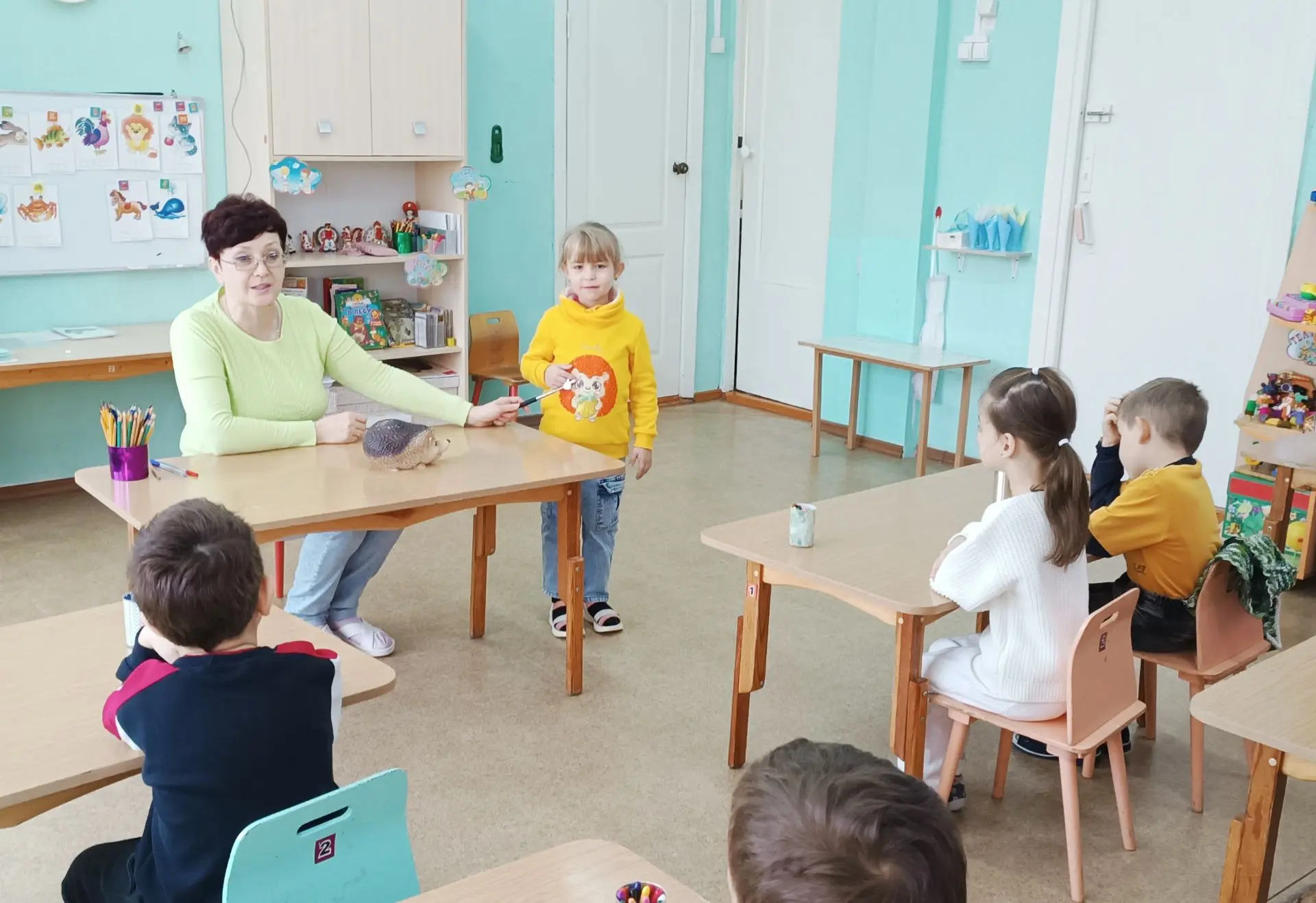 Дети подготовителной группы "Буратино" подружились сегодня с милым ёжиком и решили его ...