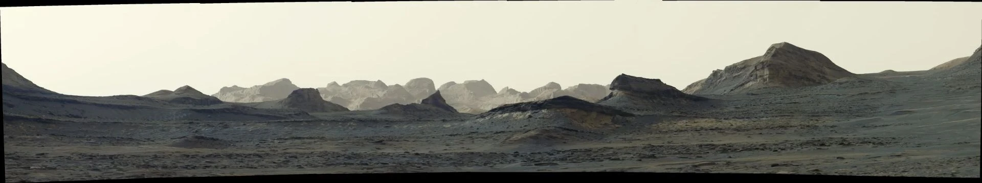Марсоход НАСА Curiosity получил детальную панораму необычных скал на склонах горы Шарп....