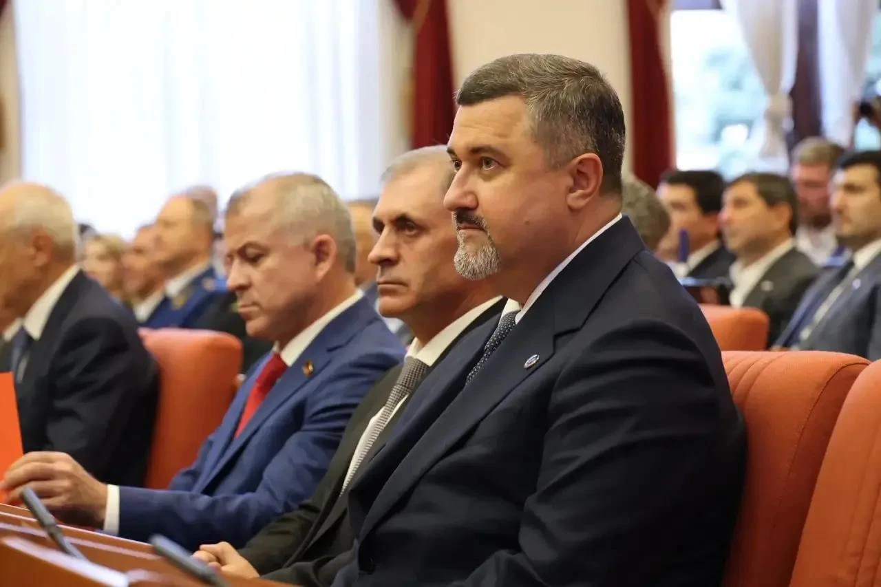 Поздравление врио министра промышленности и торговли Абдулы Юсупова Федору Щукину с изб...