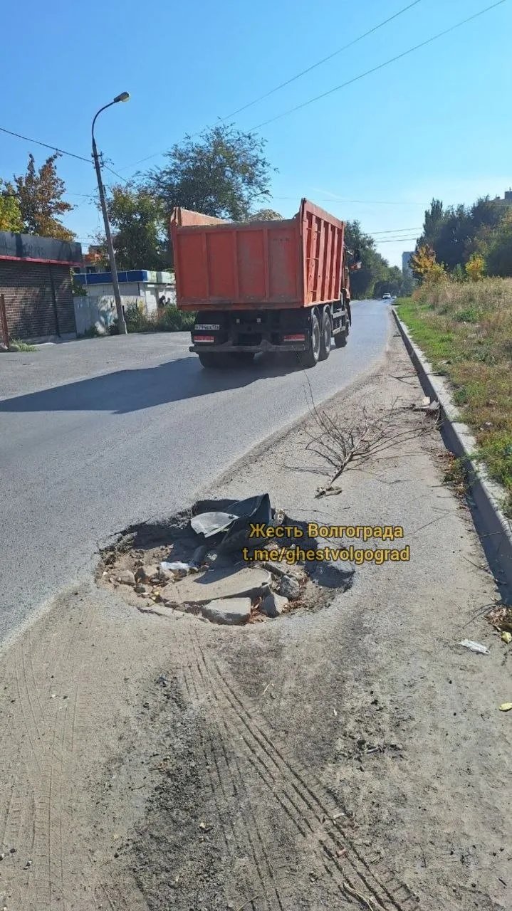 На Двинской яма мешает движению уже несколько месяцев