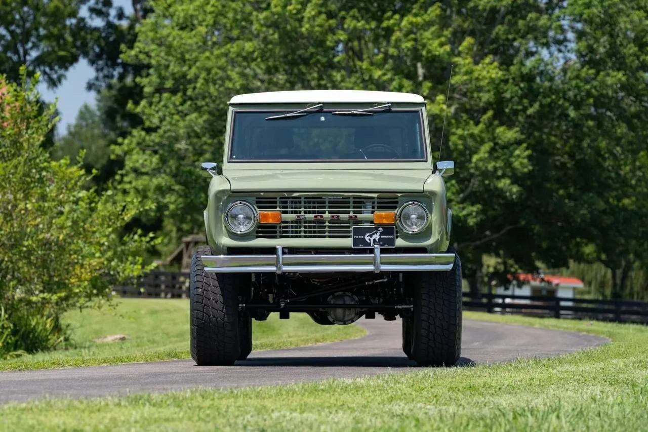 В США выставили на продажу Ford Bronco 1969 года, который оказался КРУЧЕ современного —...