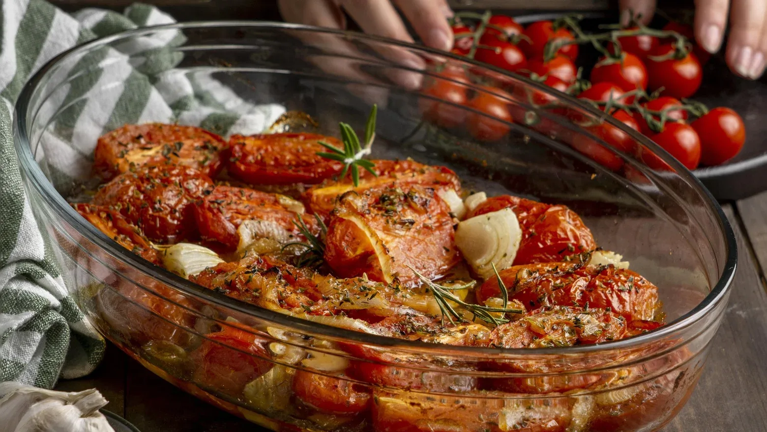 🍖 Свинина с помидорами и сыром — порционные кусочки мяса с луком и чесночным соусом по...