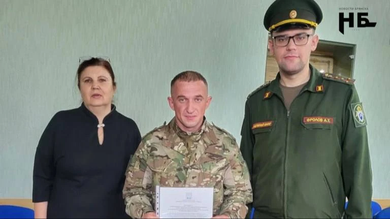🪖 В Почепе многодетный отец — участник СВО получил жилищный сертификат