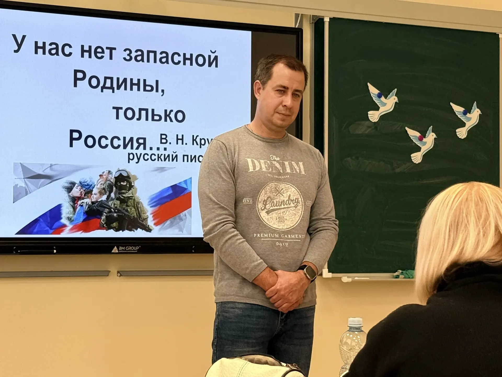 🇷🇺«Там, в окопах, чужие люди становятся братьями»: в школе №17 Азова прошел откровенн...