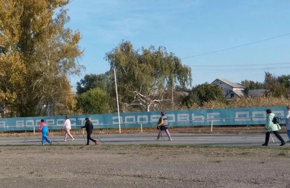 Скандинавская ходьба — путь к активному долголетию в "Белокуракинском КЦСОН".