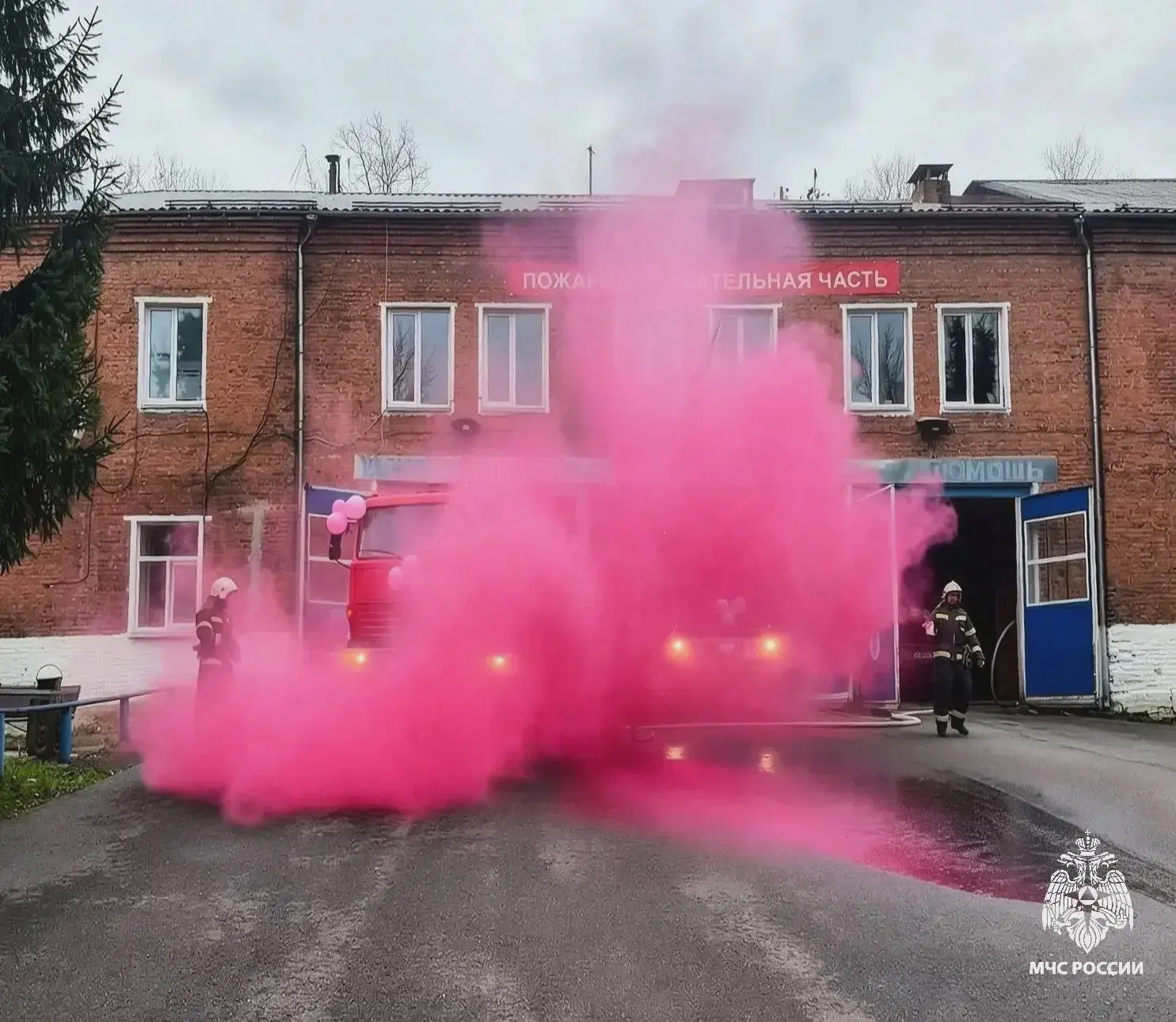 Пожарный из Ярцево ждёт дочь