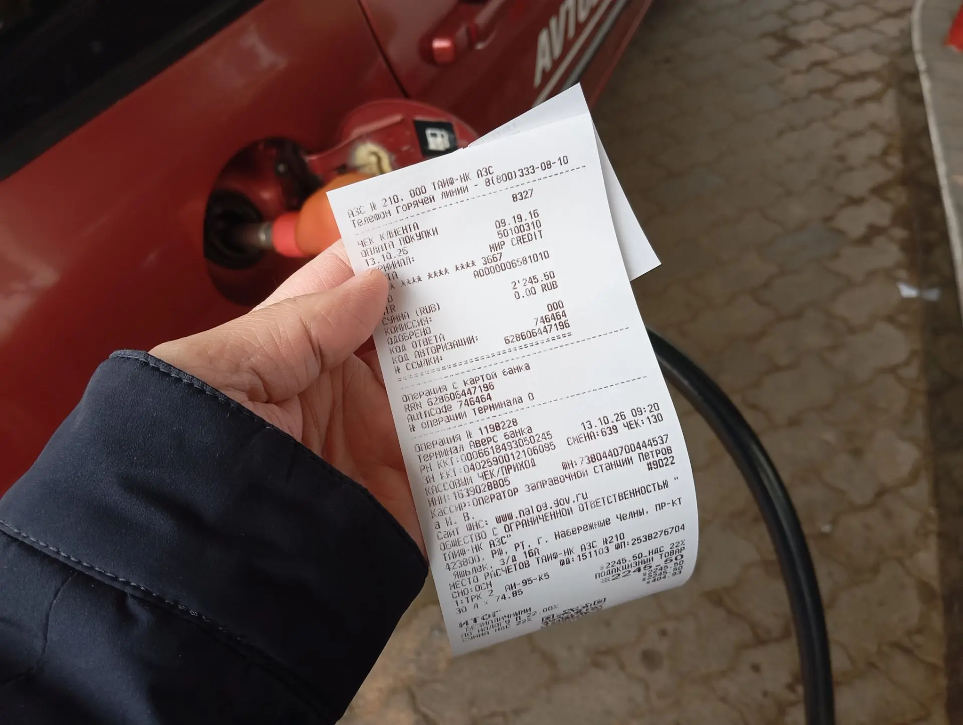 Заправился без очереди