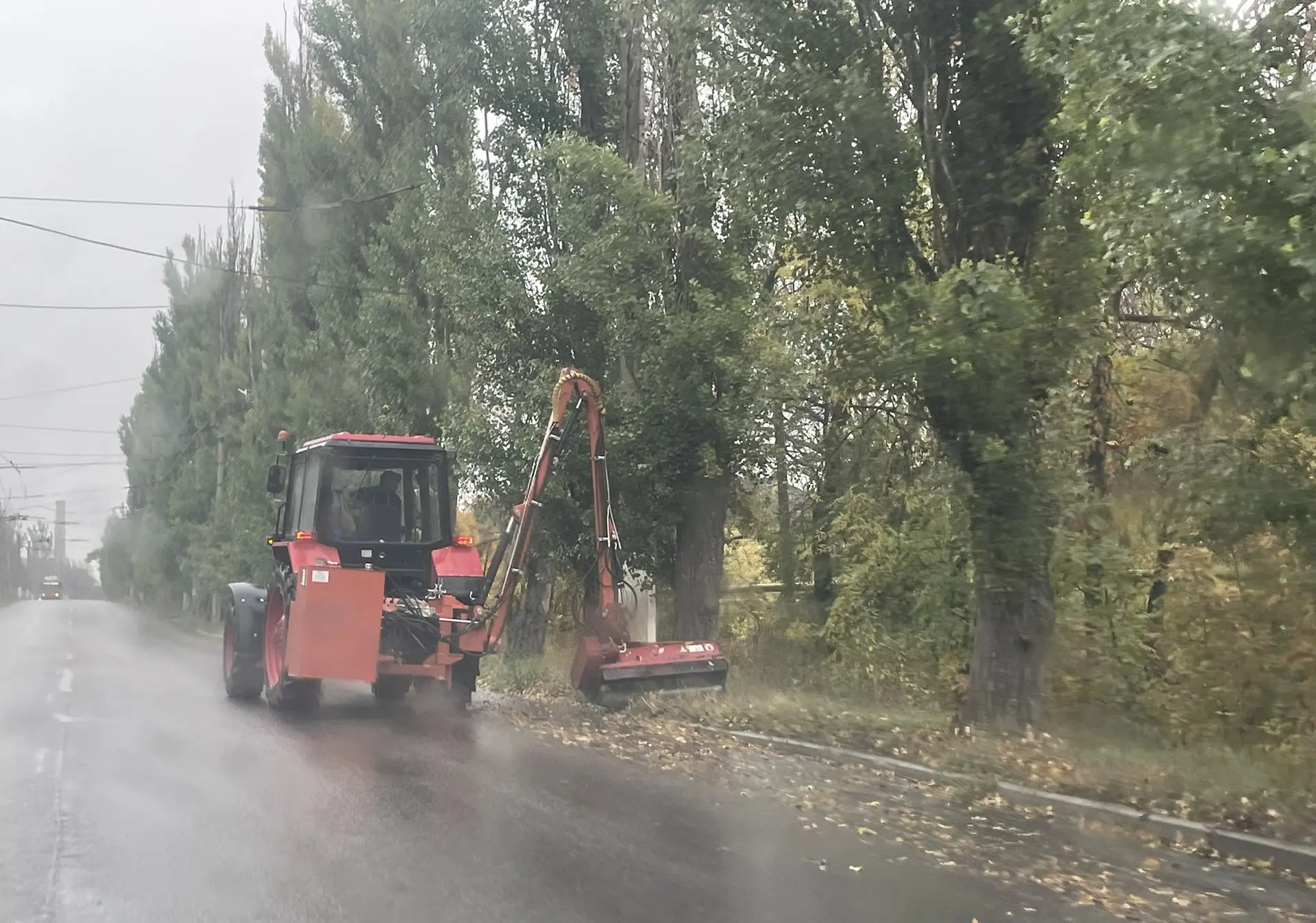 В Центрально-Городском районе силами МУП АГМ Перспектива проводятся работы по механизир...