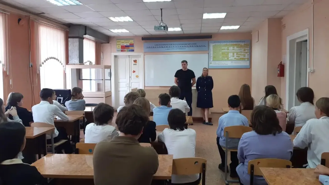 🇷🇺Заместитель главы администрации района по патриотической работе провёл урок мужества