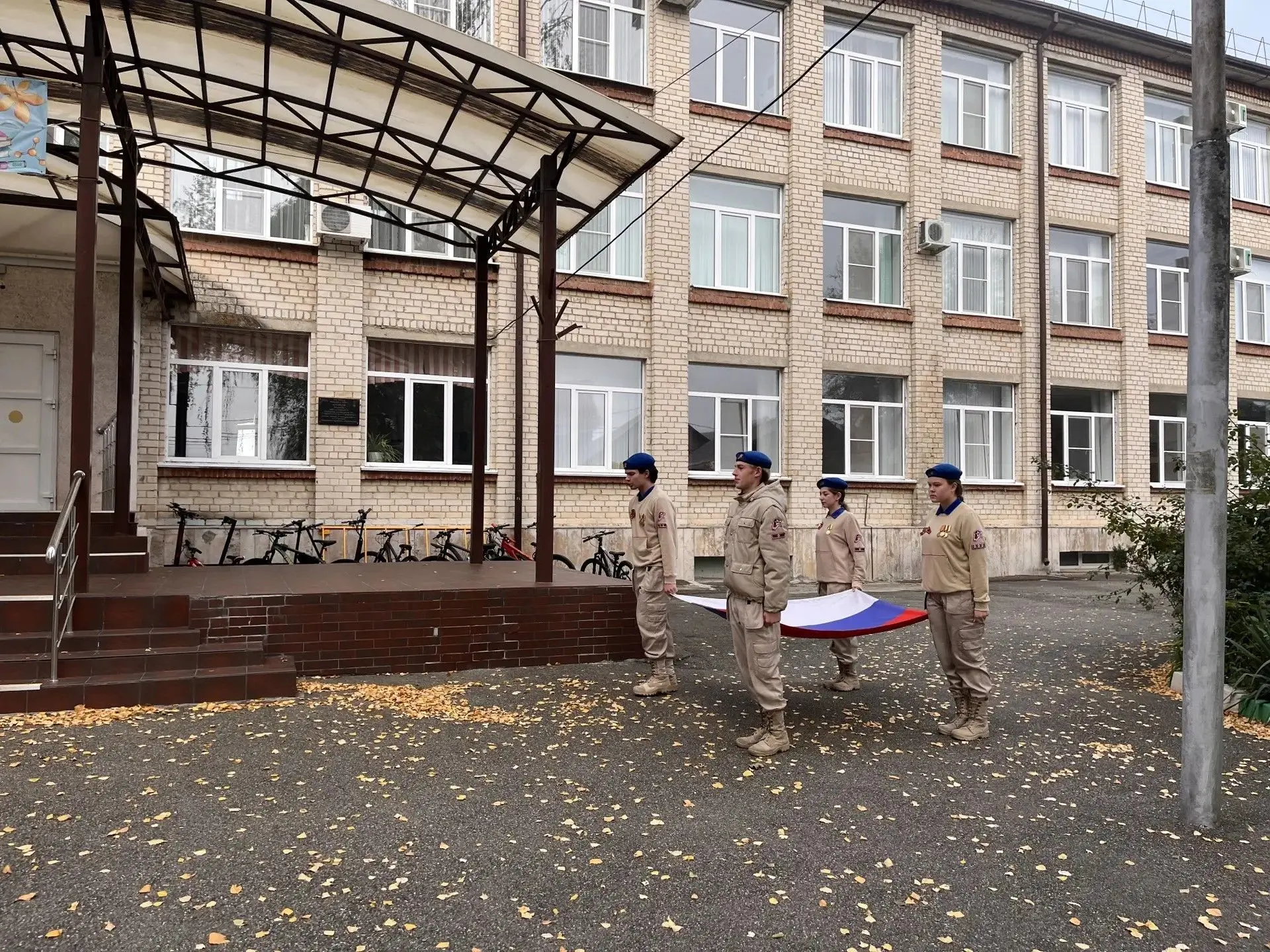 Утро понедельника традиционно началось с поднятия флага Российской Федерации и исполнен...