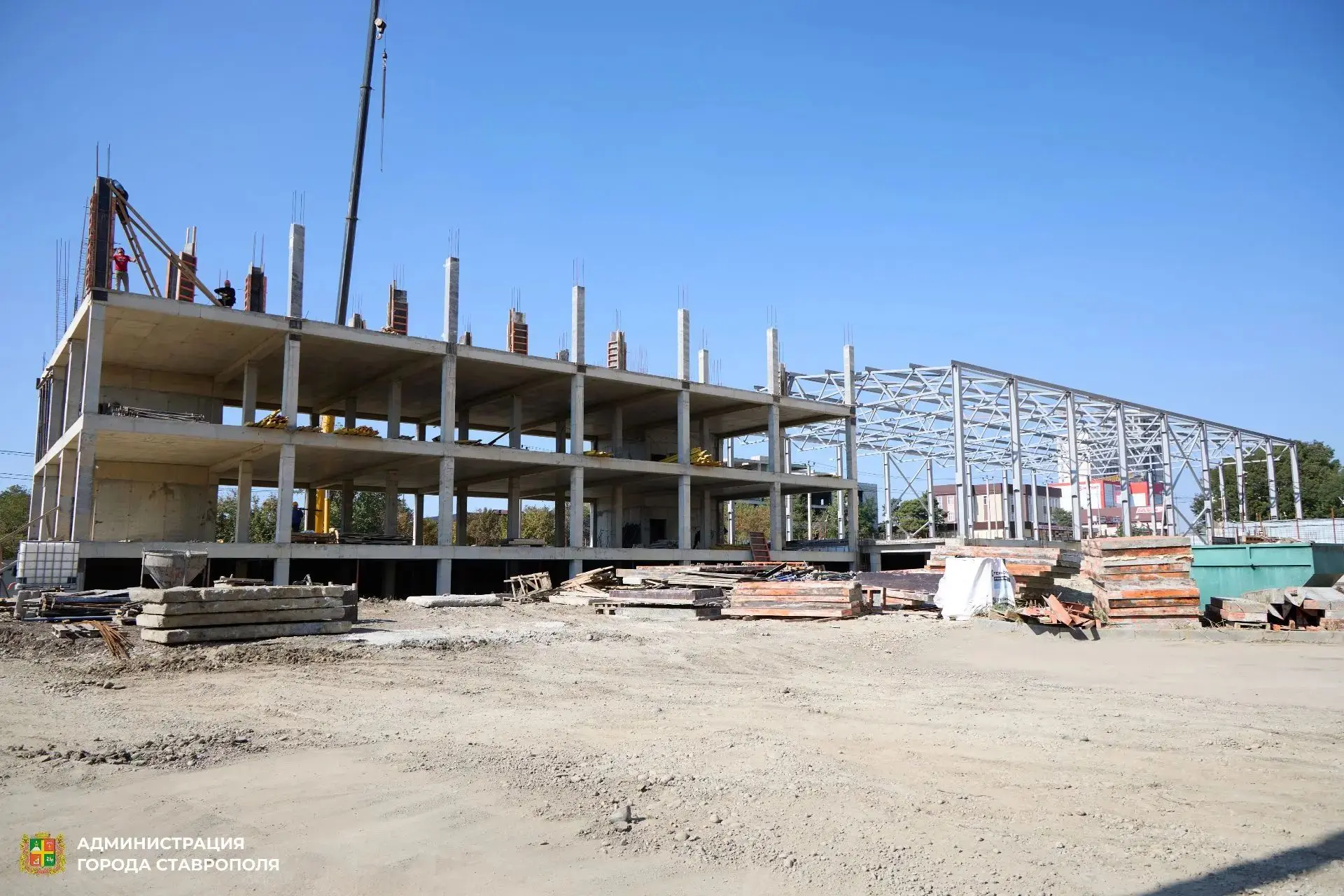 🛠 На улице Доваторцев в Ставрополе продолжается строительство спортивного комплекса «Л...