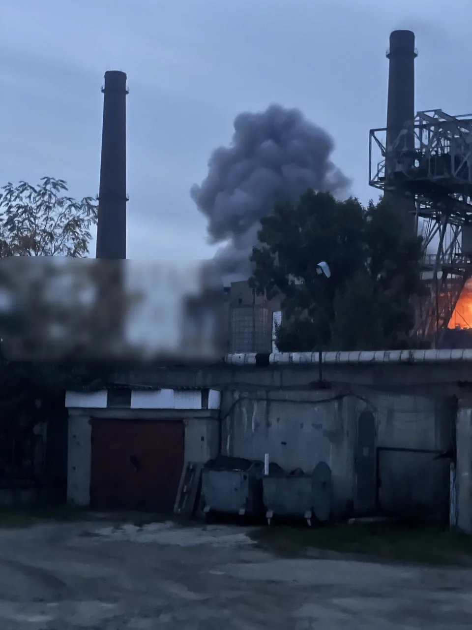 Бахнули знатно: последствия ночных ударов ВС РФ по Дарницкой ТЭЦ в Киеве. Всё пылает🔥