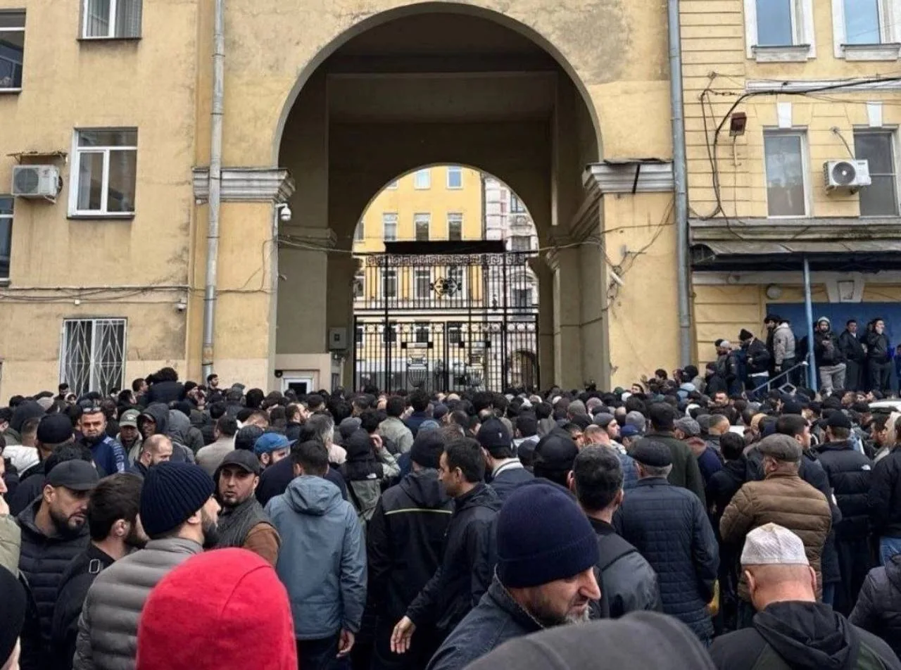 😳 Силовики нагрянули на пятничный намаз в Петербурге
