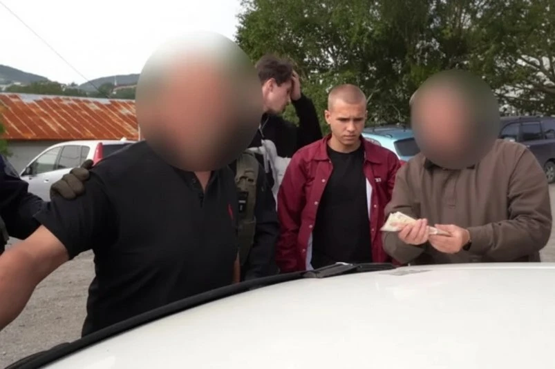 🚨 Пожилой житель Камчатки попался на продаже оружия через мессенджер