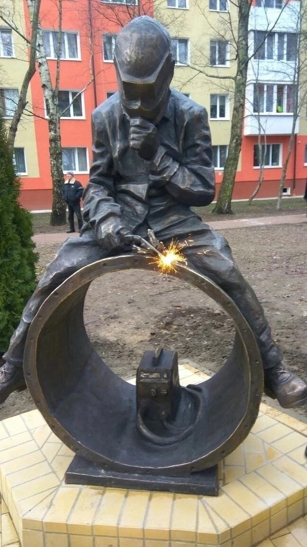 Памятник сварщику