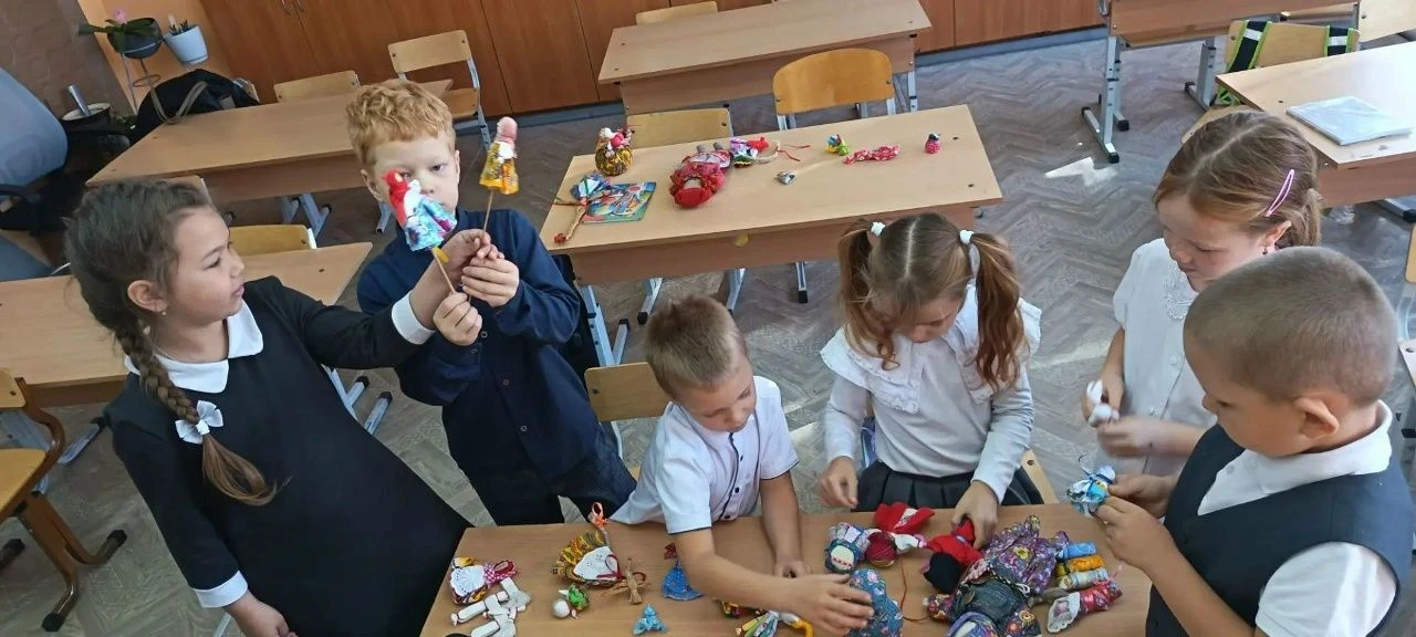 В рамках фестиваля им. М.Г. Казанцевой, провели беседу по народной кукле для первокласс...