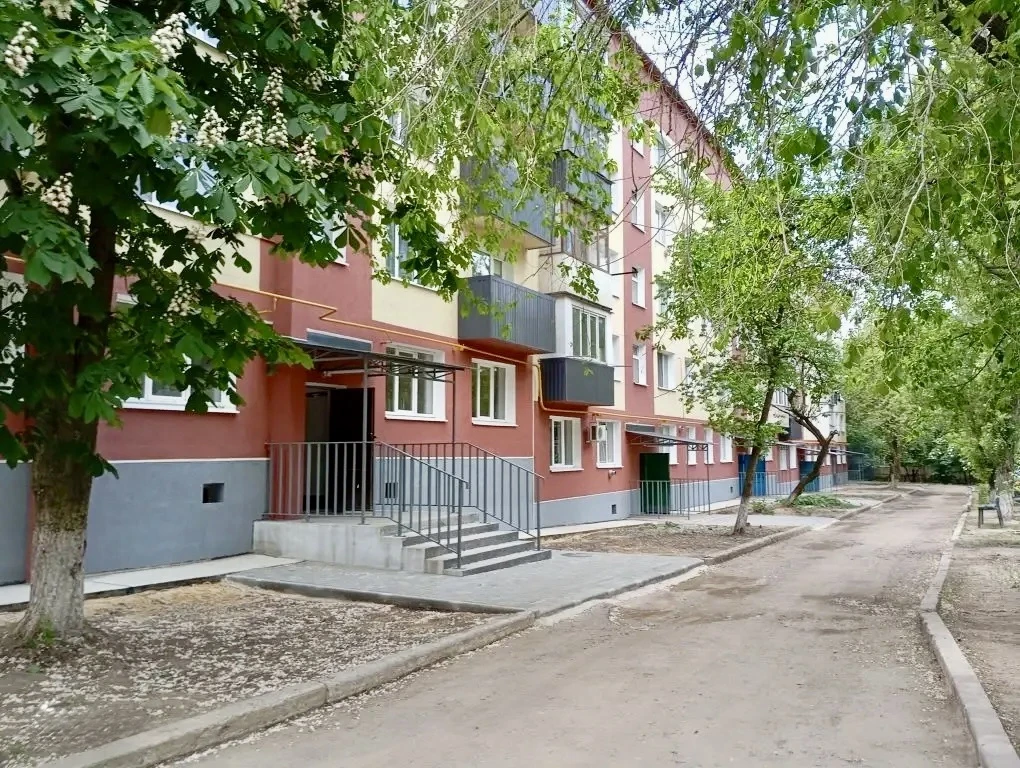 В Енакиево отремонтировали фасад многоквартирного жилого дома