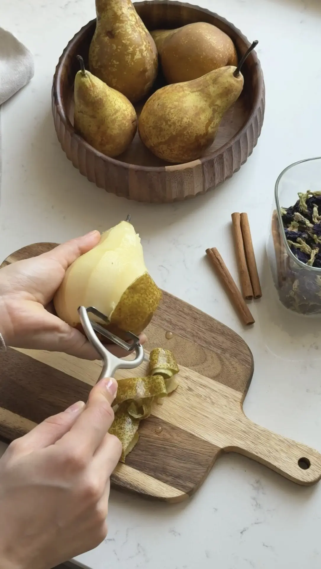 Готовим груши, томленные в кокосовой воде🥥