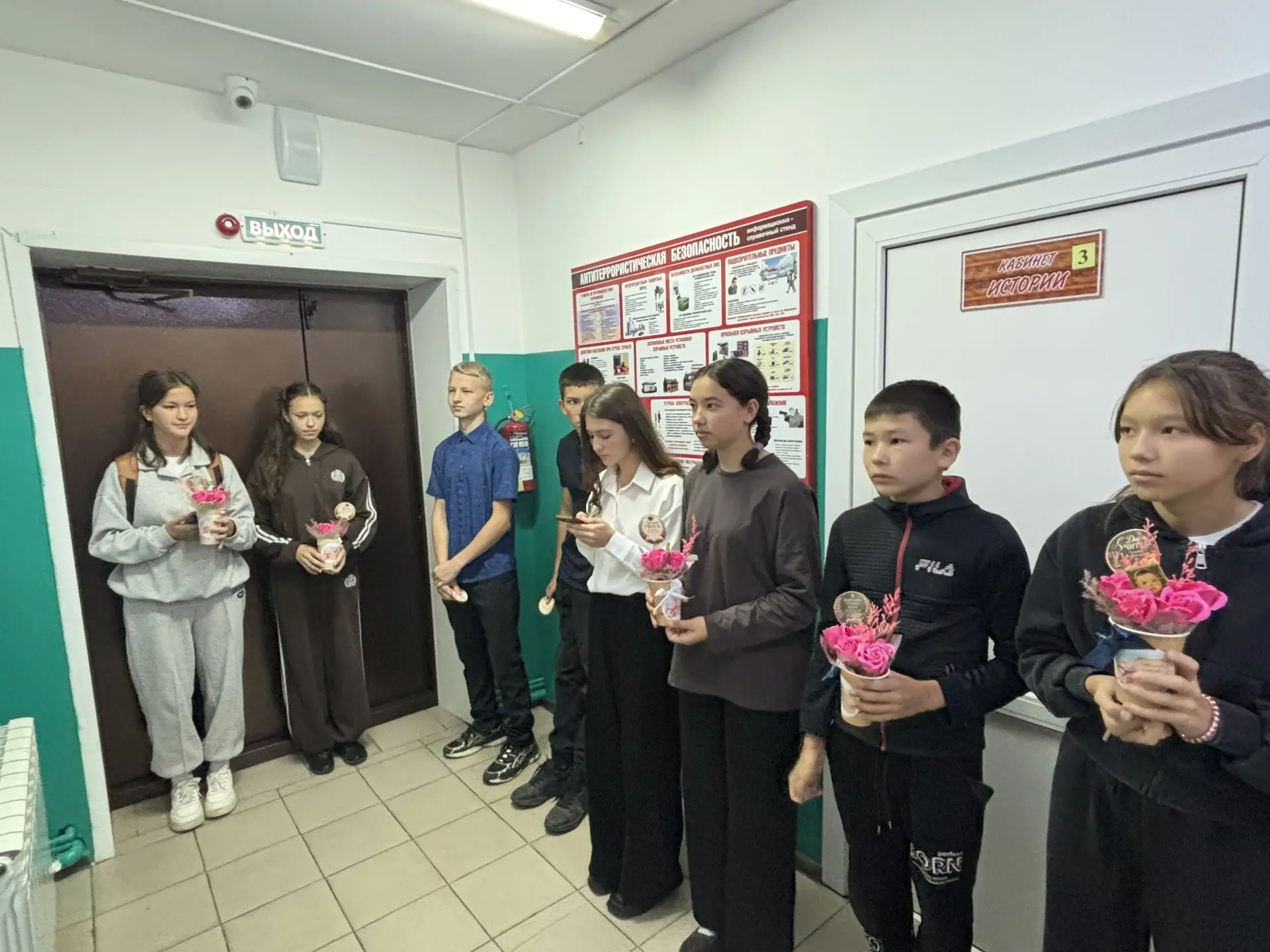 💐📚В преддверии Дня учителя, ребята из «Движения Первых» нашей школы решили сказать «с...