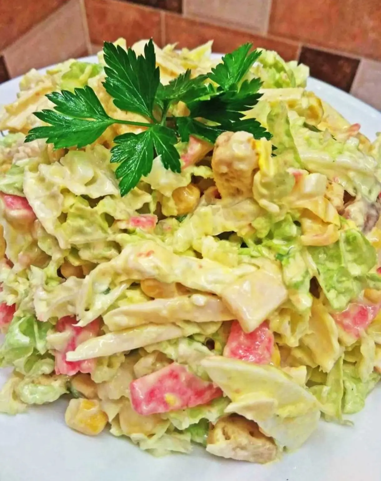 " КРАБОВЫЙ САЛАТ С СУХАРИКАМИ И ПЕКИНСКОЙ КАПУСТОЙ"