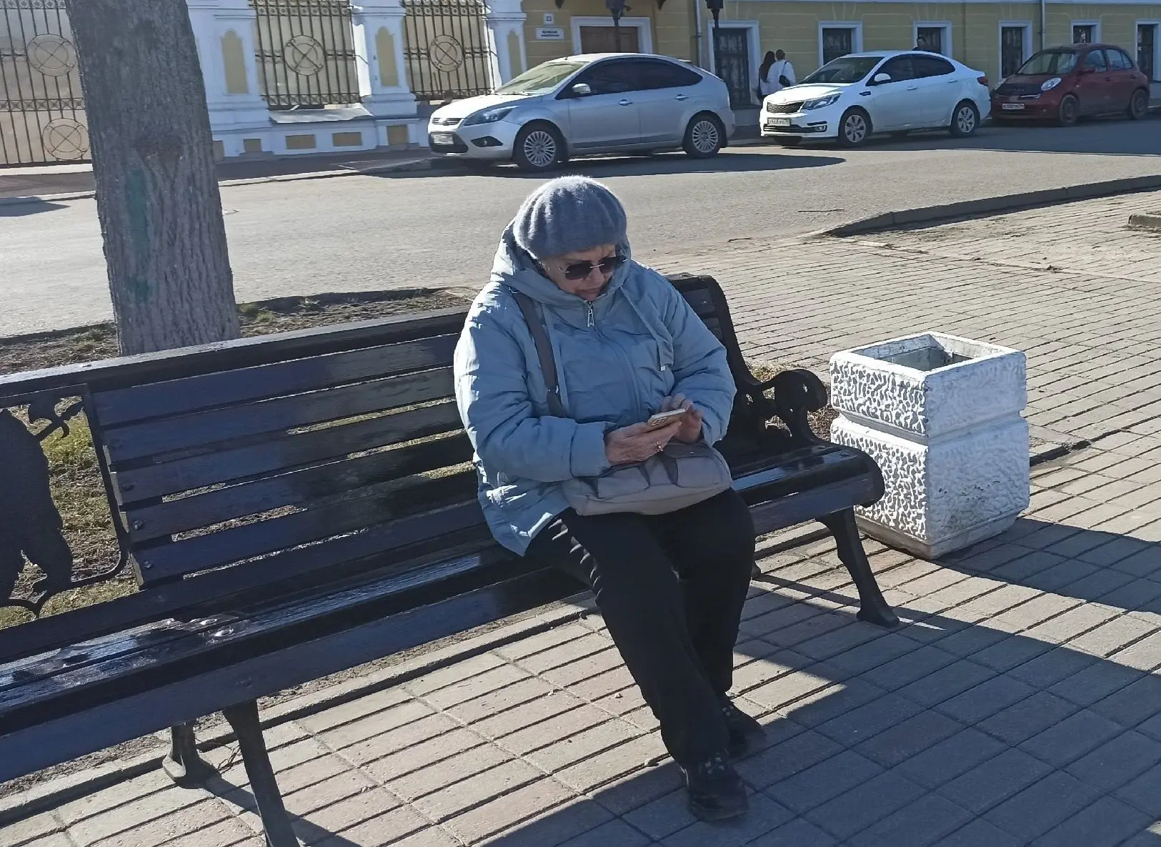 «Я просто отодвигаю телефон подальше»: почему после 40 лет плохо видно вблизи