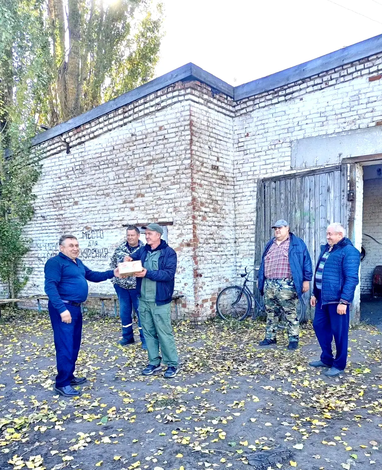 Руководитель Шапкинского теротдела Евгений Мельников поздравил аграриев с профессиональ...
