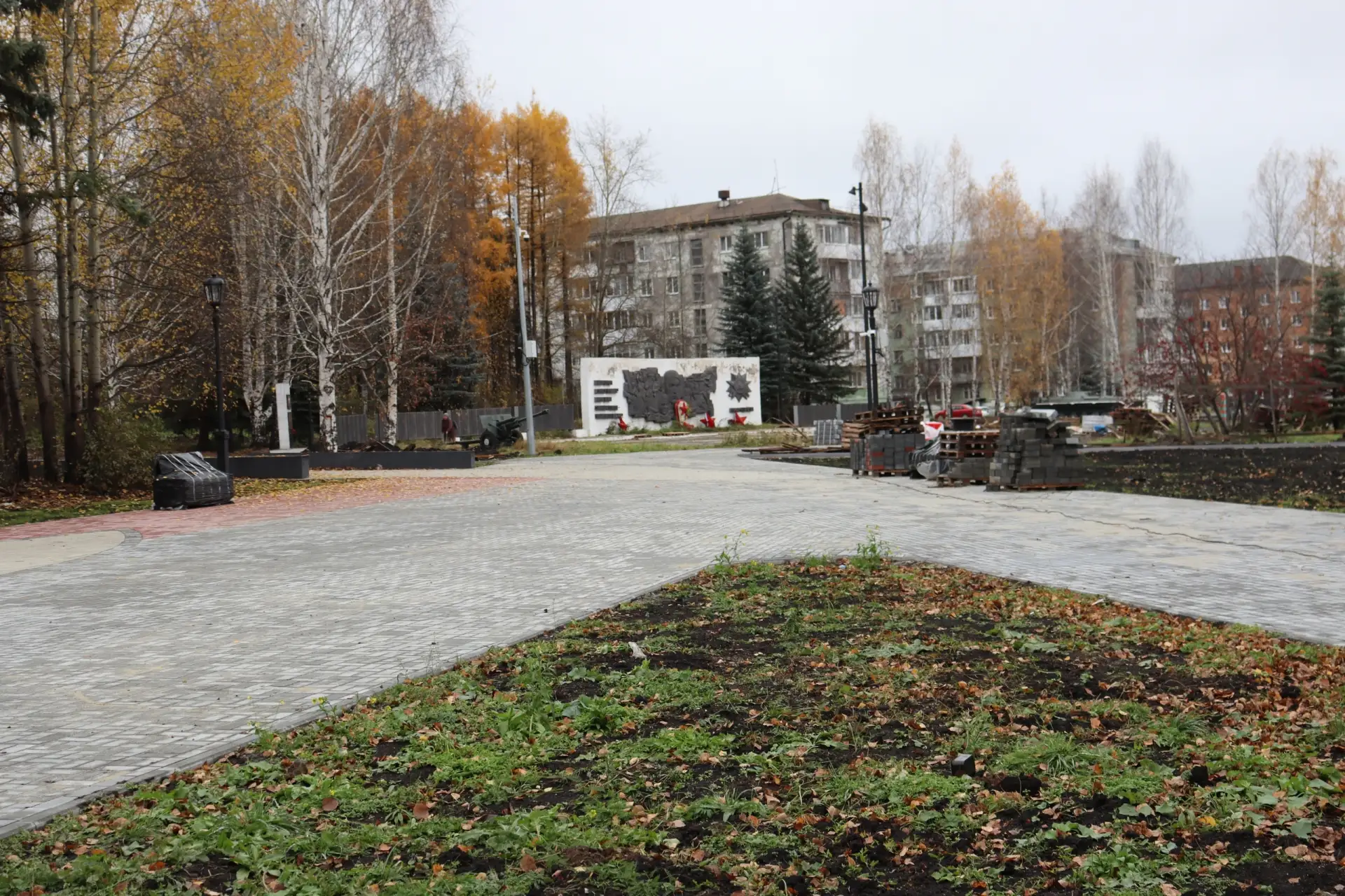 🌳 Качели, парковка и защита от луж: в Салде завершают первый этап обновления Сквера Тр...