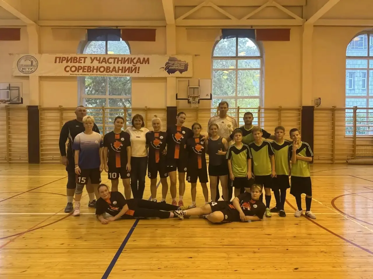 7 октября, в честь Дня Учителя прошел товарищеский матч, в котором встретились женская ...