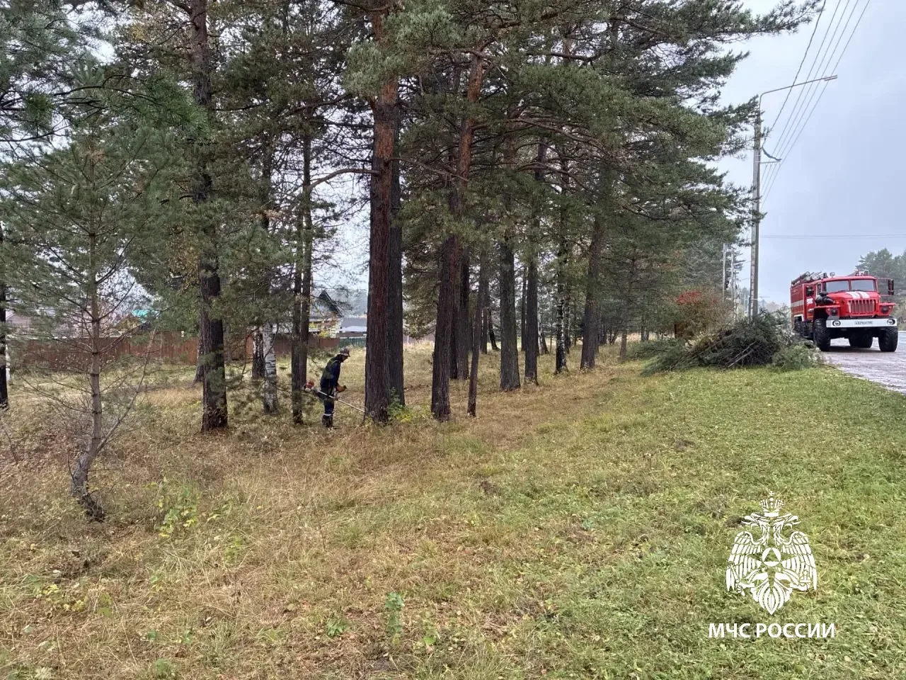 Сотрудники МЧС России оказали помощь в подготовке к пожароопасному периоду администраци...