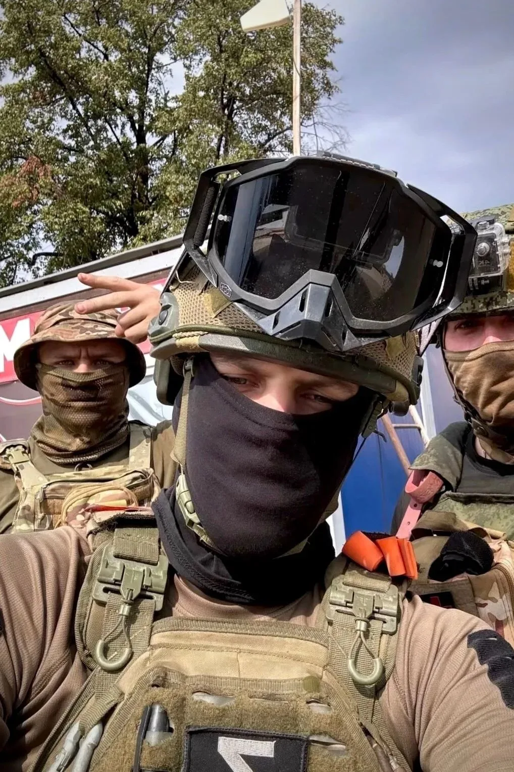 Вчера перед заездом на точку решили заскочить к местному магазинчику — докупить воды и ...