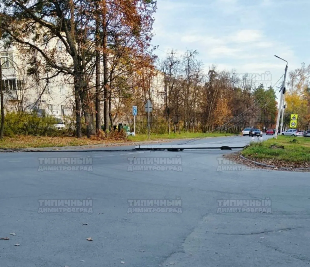 Столб упал на перекрёстке Менделеева и Ленина