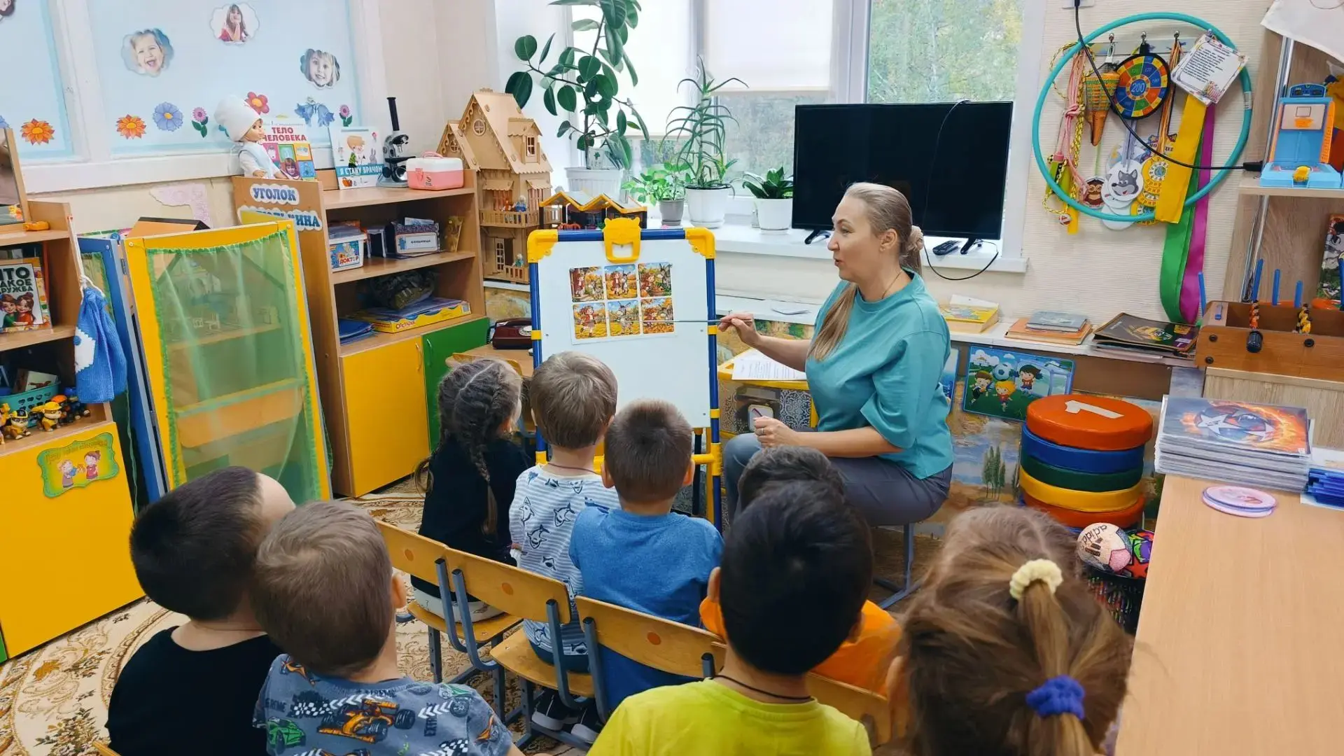 Недавно на занятии учителя-логопеда Козловой И.Е. дети учились пересказывать текст с оп...