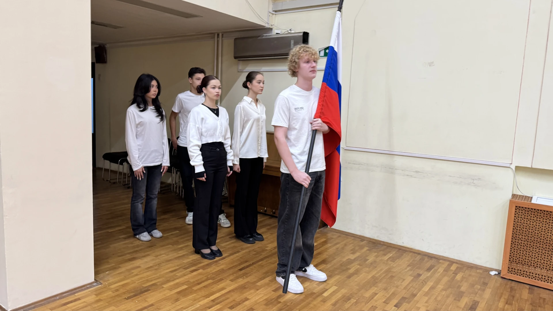 🇷🇺Сегодняшнее утро началось с традиционной торжественной линейки и церемонии выноса ф...