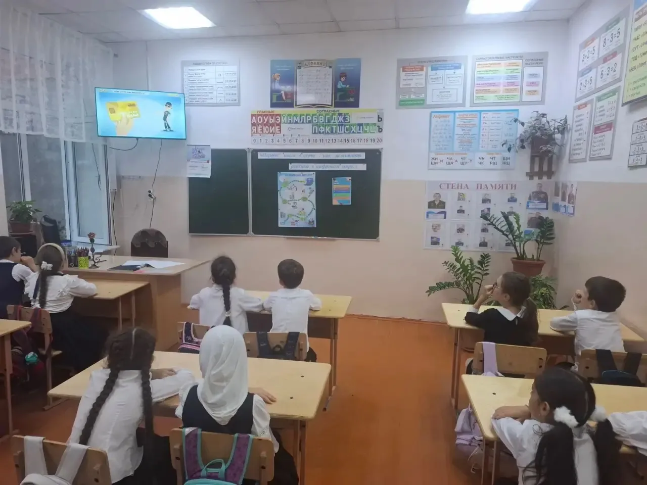🛜Во 2"В" классе прошёл классный час на тему: "Первые шаги в сети:как защитить ребёнка ...