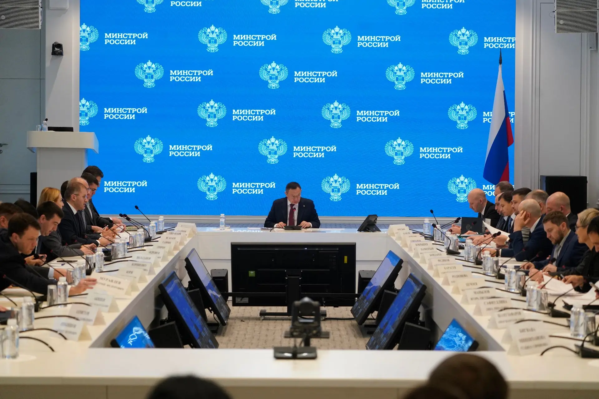 В Минстрое России прошло еженедельное оперативное совещание под председательством Минис...