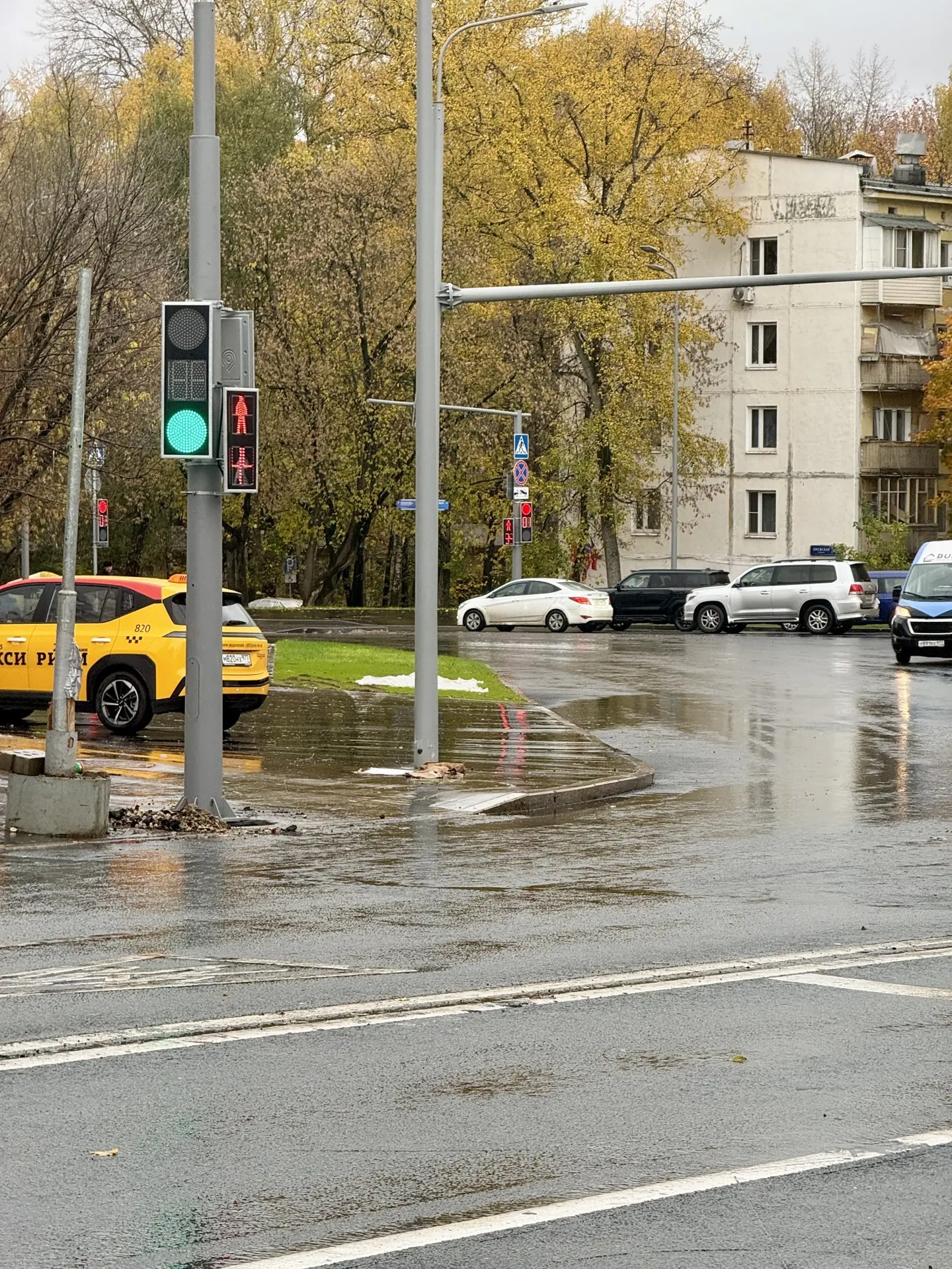 Пешеходная «зебра» на повороте после круга на Фестивальной и Петрозаводской исчезла пос...