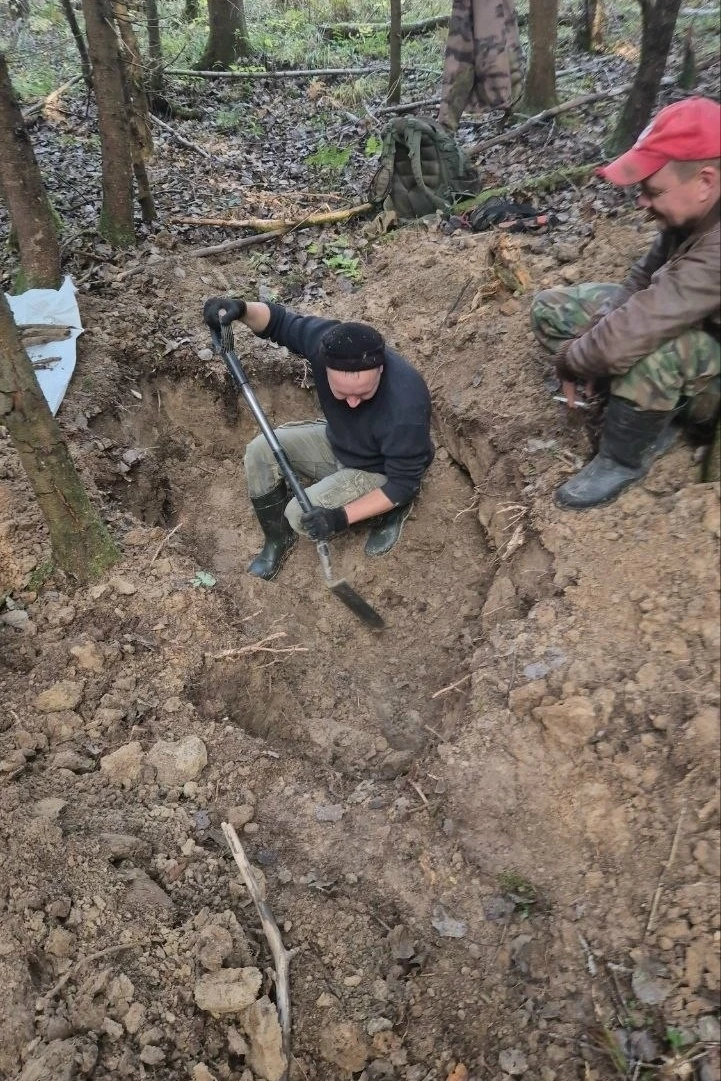 Поисковики Тверской области нашли в воронке останки трех красноармейцев с личными вещами