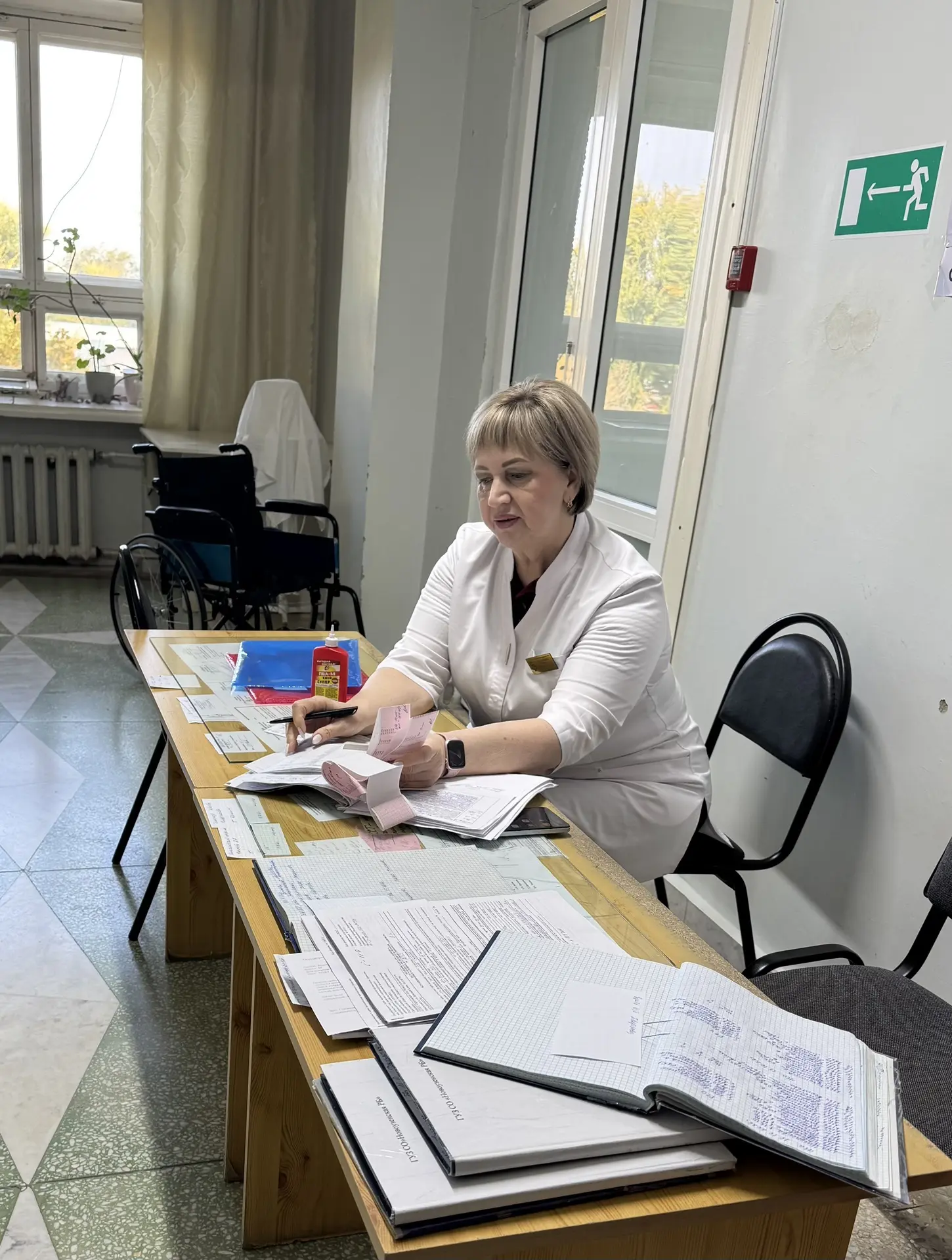 Во время обхода главная медицинская сестра оценила санитарно-эпидемиологическое состоян...