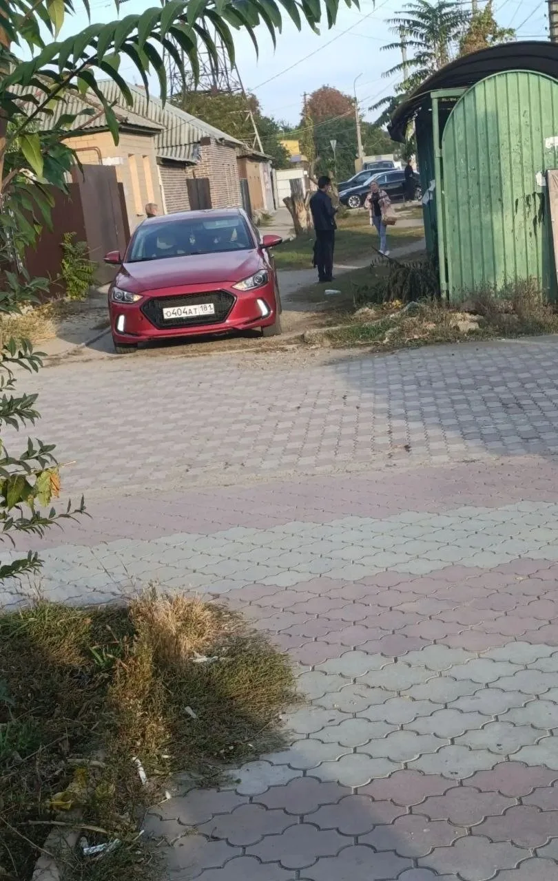 Уважаемые автомобилисты! На данном участке дороги ПАРКОВКИ НЕТ! Ну сил уже нет! Постоян...